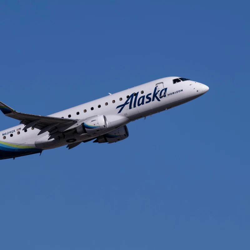 USA Alaska Airlines Embraer ERJ-175 N624QX flying in the sky