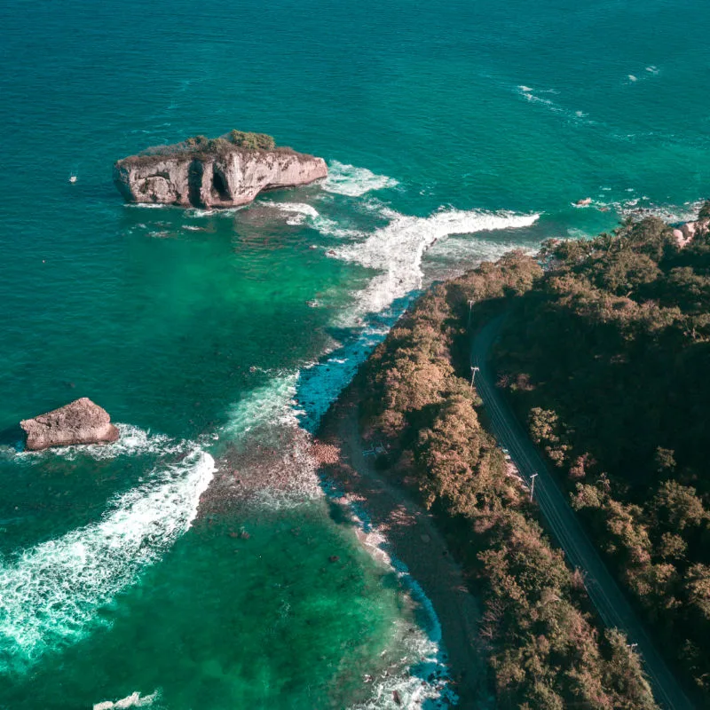 Road that surrounds the beaches of Puerto Vallarta. Aerial photography where we see islands in the sea, beaches and a beautiful blue color of the Pacific Ocean